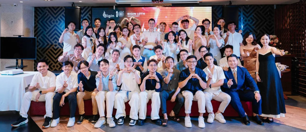 Đội ngũ BigIn, hơn 50 người, tại buổi kỷ niệm 10 năm thành lập công ty